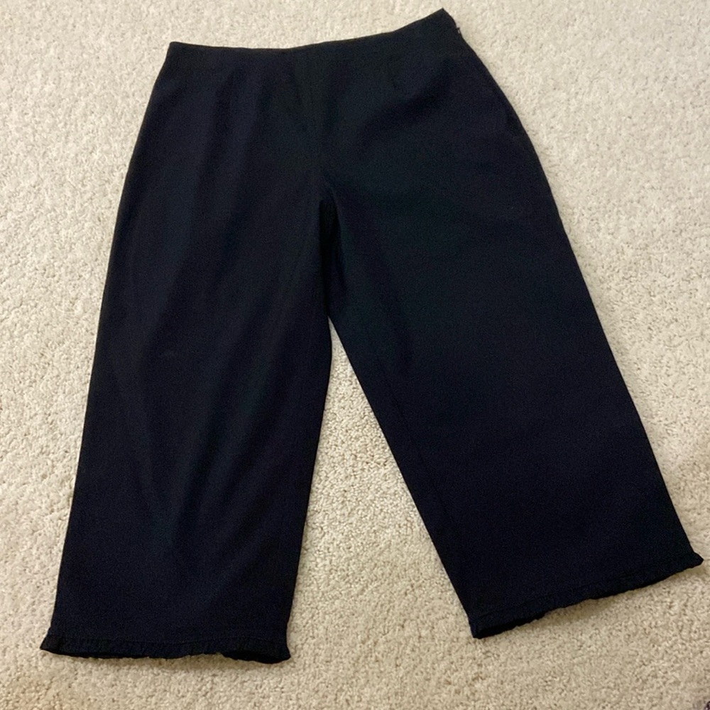 Women’s Black capri pants. Size 10